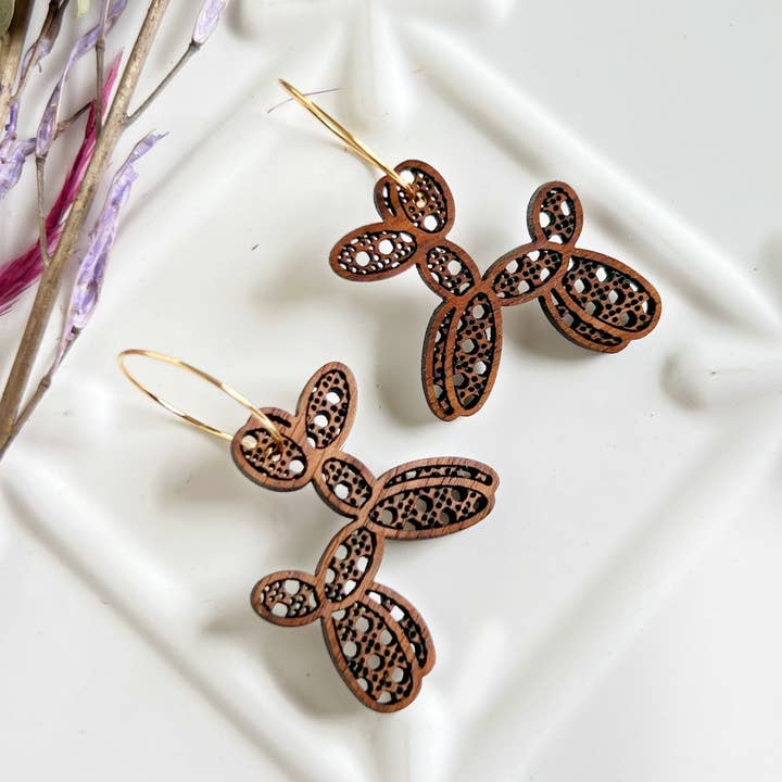 Anneaux pour chien en forme de ballon en noyer avec rotin/canne pour la vente par Paper Kite Creations