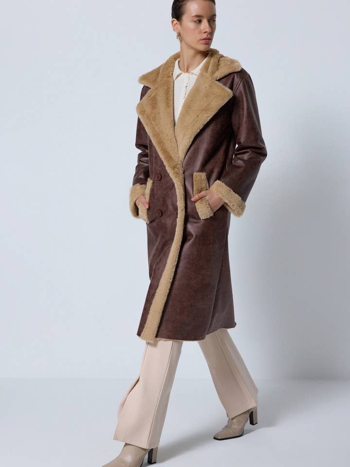 LÆDERFRAKKE MED PELSDETALJER for engroshandel hos Touché Privé