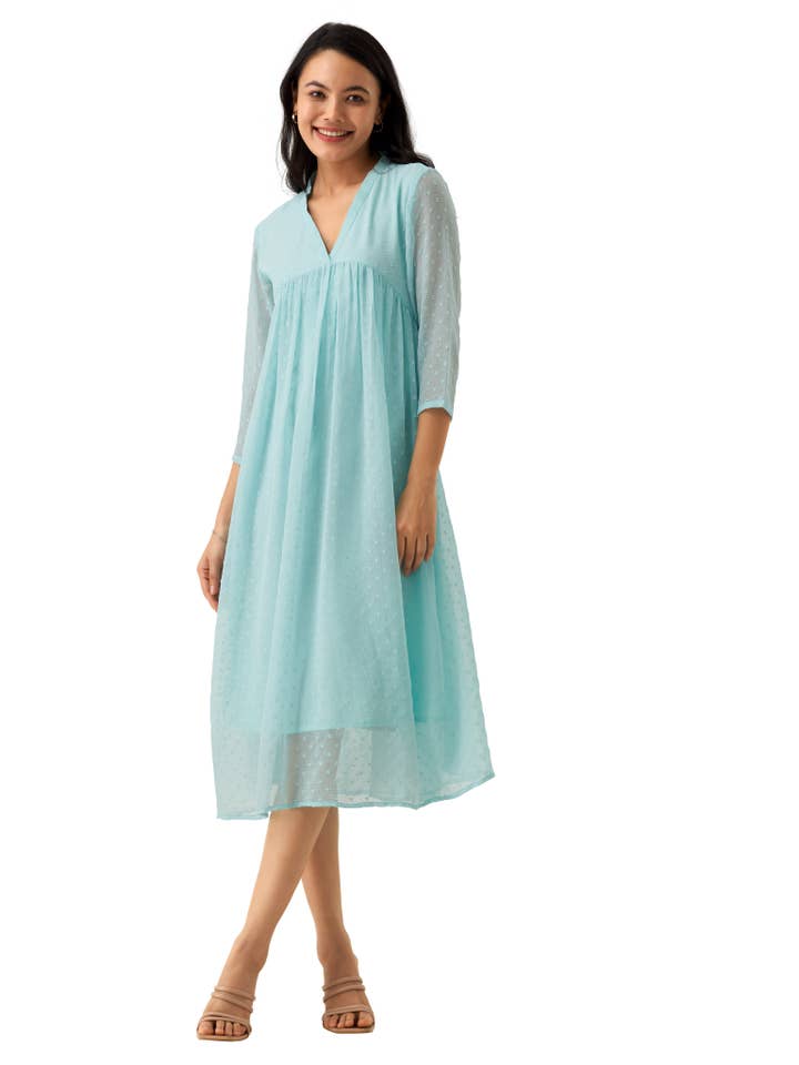 Robe à col en V Brasso Swiss Dot en mousseline bleu clair pour la vente par STYLE INSTANT
