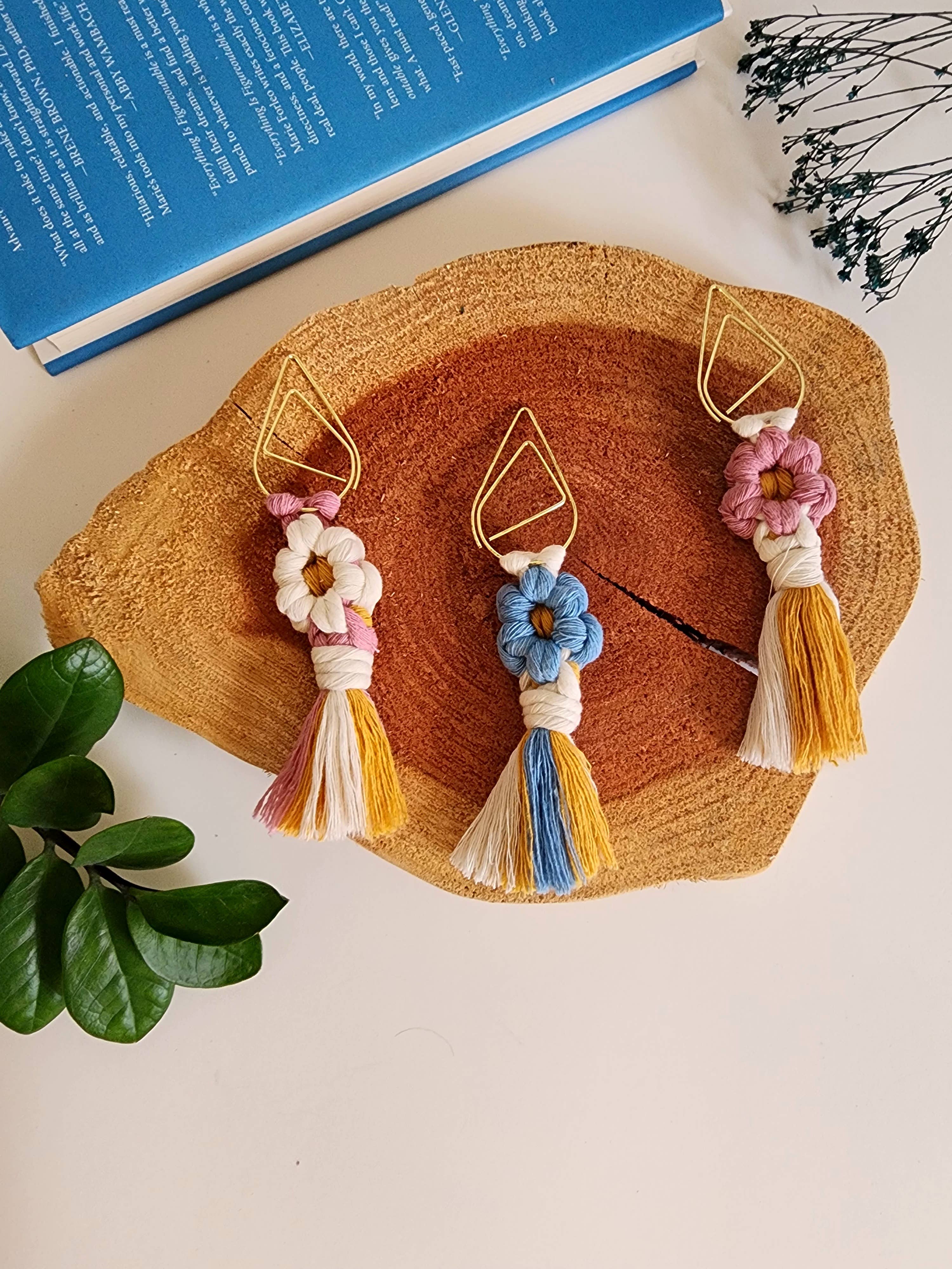 Handmade By Uruba – Großhandel Lesezeichen – Handgefertigtes Macrame-Lesezeichen mit Margeriten-Blumenmotiv5