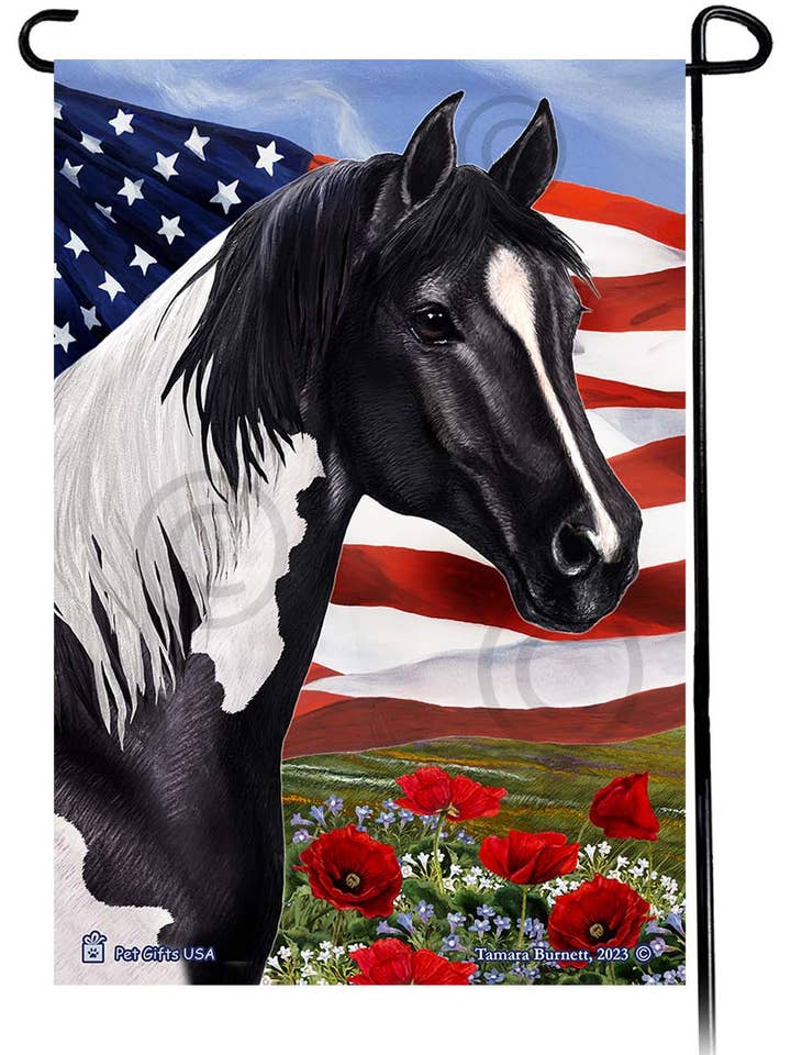 Quarter Horse Gartenflagge mit patriotischen Blumen, schwarz bemalt für den Großhandel von Pet Gifts USA, LLC