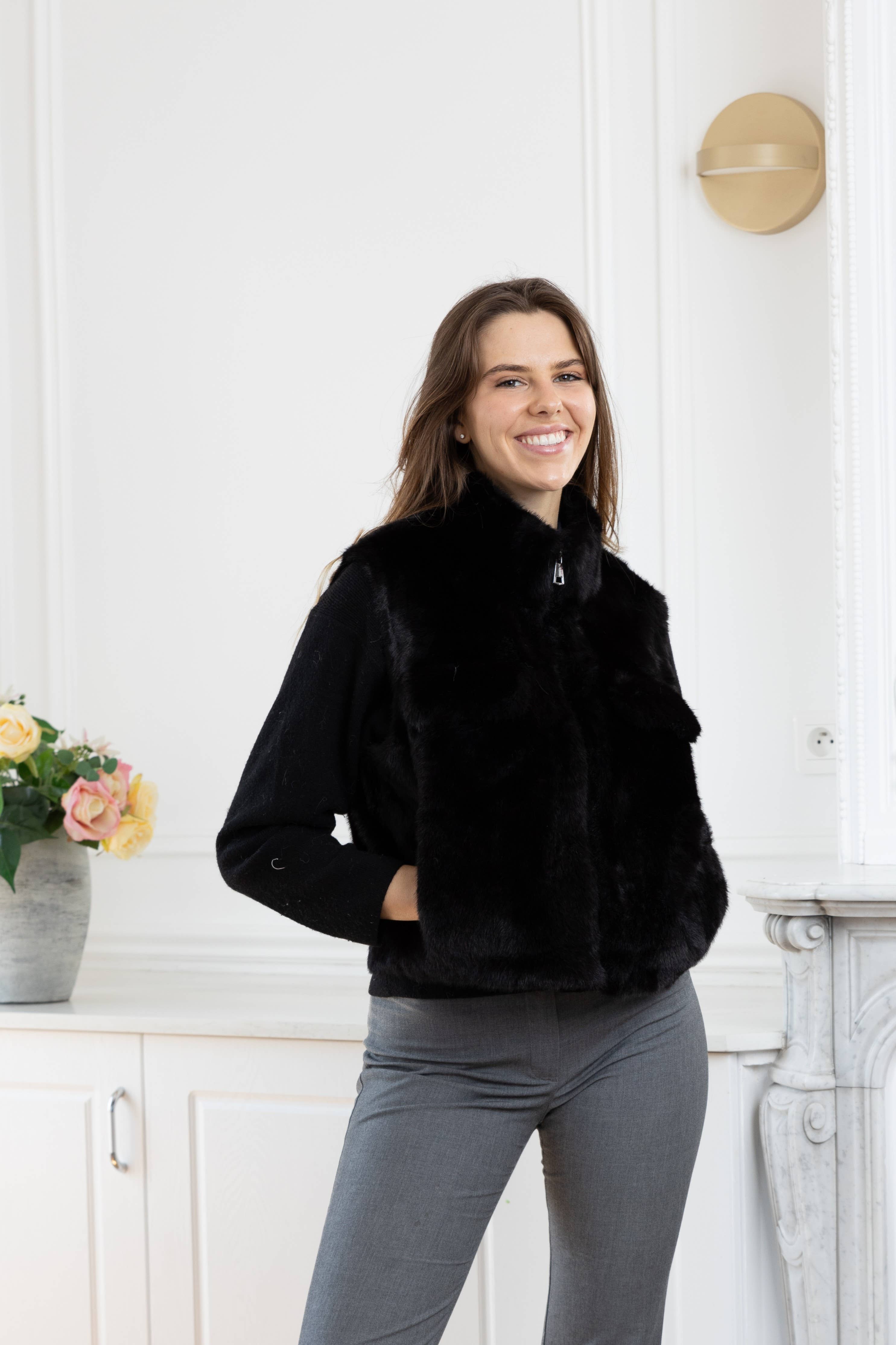 LINETA - Wholesale Outerwear Vest - Women's - F-4 Sleeveless faux fur vest with zipper1