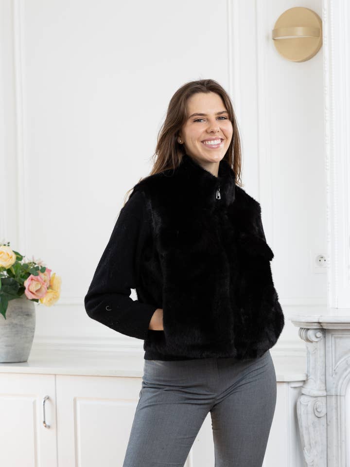 LINETA - Wholesale Outerwear Vest - Women's - F-4 Sleeveless faux fur vest with zipper1