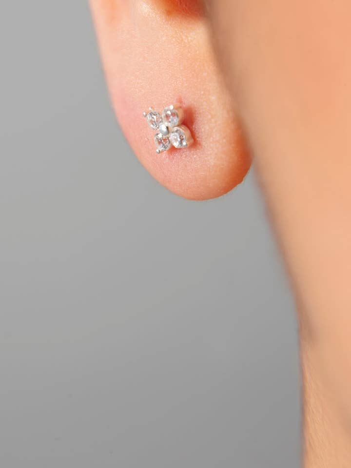 Minimalistische Ohrstecker aus 925er Sterlingsilber für Damen für den Großhandel von Volenia Silver