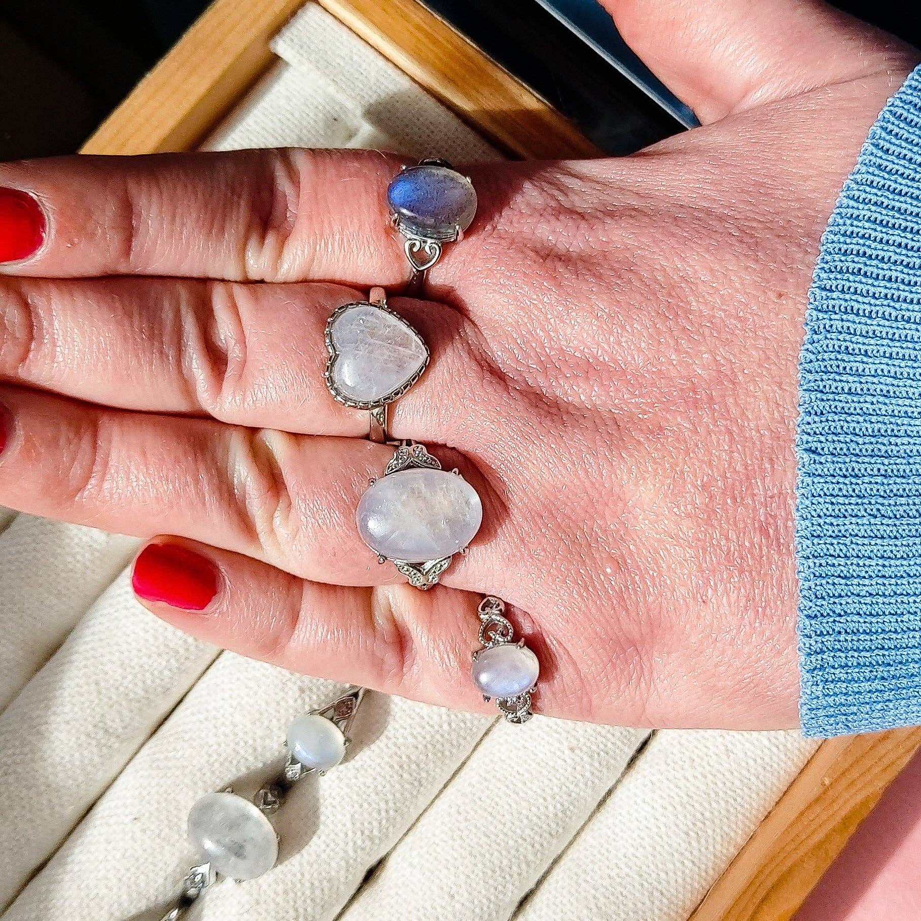 PIEDRA LUNAR CON BASE PLATEADA Anillo DEVA HEART de plata 925 ~ ajustable con forma de corazón y piedra lunar, piedra lunar natural de venta al por mayor en Faire8