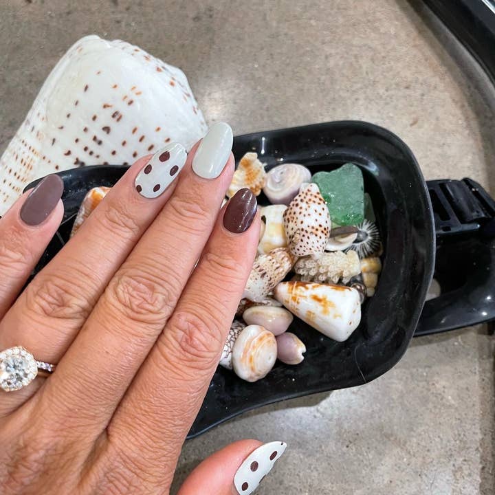 Iwi Nails – Großhandel Nailart/Nagelsticker – Sammlung Pūpū Hinuhinu: Pūpū Pōniuniu 3 (Flohkegel)2