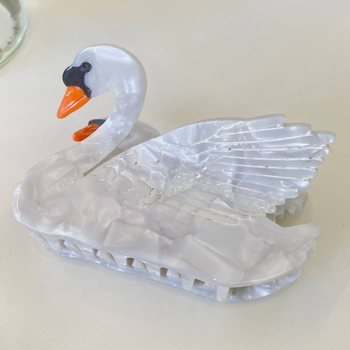 ACCITY - Wholesale Hair Clip - Women's - FASHIONABLE WHITE SWAN ACETIC ACID HAIR CLIP_CWAHA05491