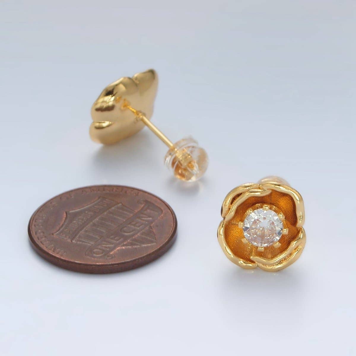 Aim Eternal - Wholesale Knopjes/oorstekers - 24K Goud Gevuld CZ Bloem Oorknopjes | AD-6262