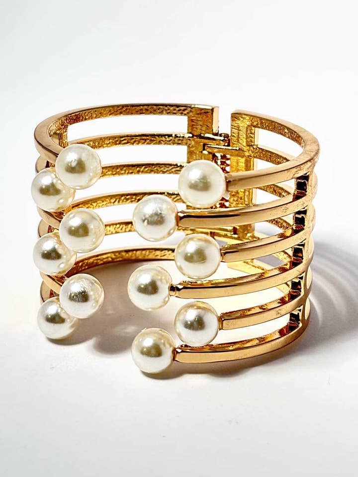 BRACELET WITH PEARLS for wholesale by SWEET MAGIC MODA Y COMPLEMENTOS