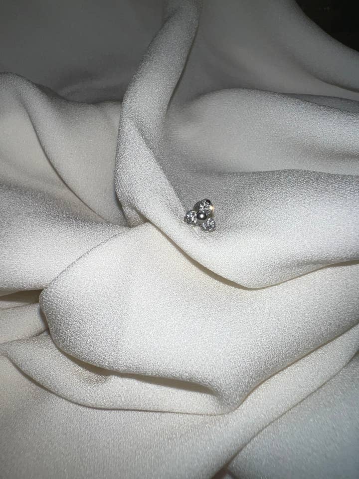 Piercing trébol en zirconio chapado en oro de 18K para venta al por mayor de Even stone