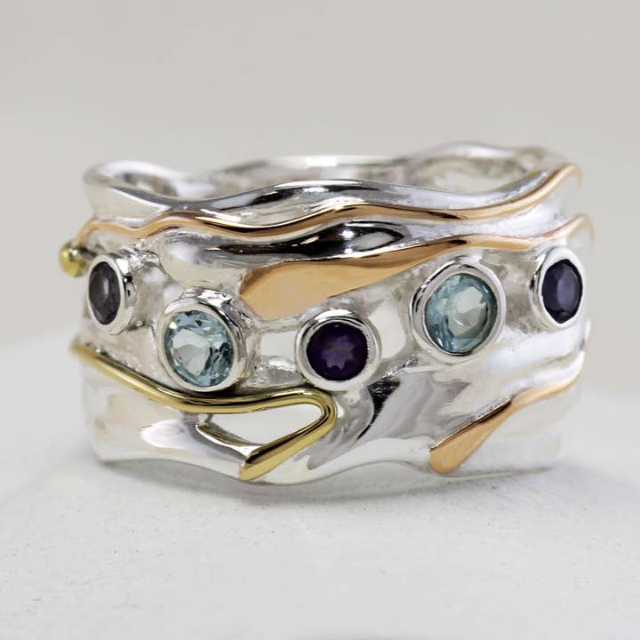 Bague tendance en topaze bleue, iolite et améthyste faite à la main pour la vente par Banyan Jewellery
