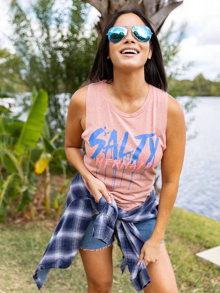 Graffiti flicka muskel tank för wholesale av Salty Mermaid