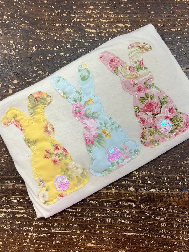 Bunny Trio T-shirt - Grafisk T-shirt för wholesale av Sew Fancy Designs