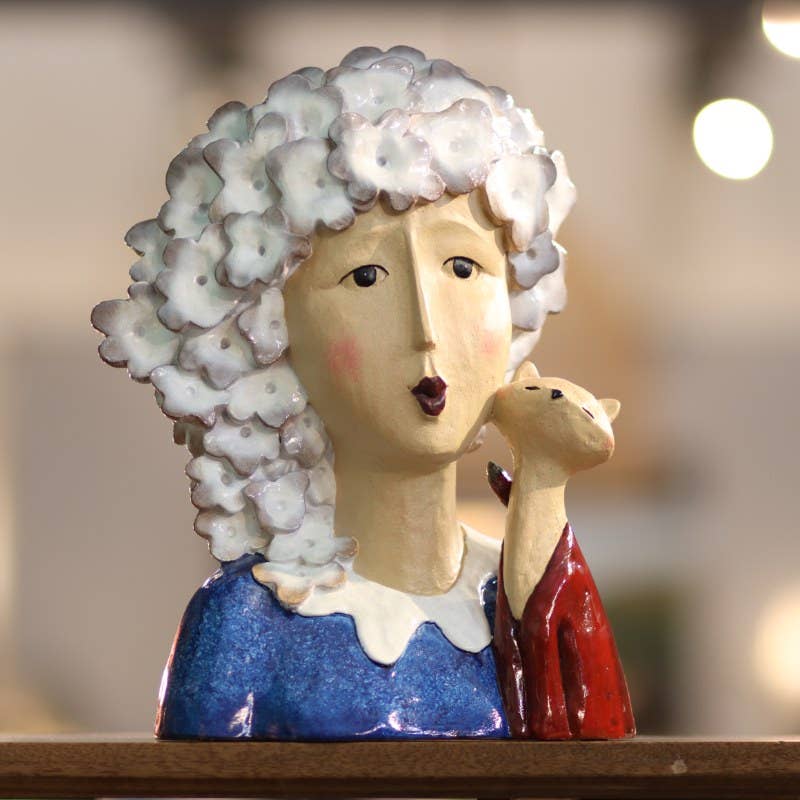 Bentley & Bo - Wholesale Beeldje/beeldhouwwerk - Claudette - Dame met wit haar en kat1