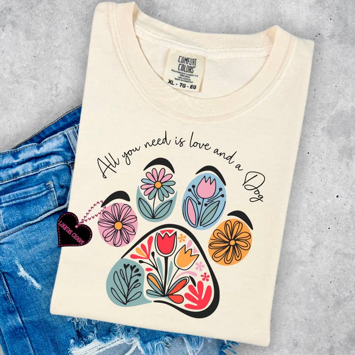 Alles wat je nodig hebt is liefde en een hond grafisch T-shirt voor wholesale door Lauras Closet