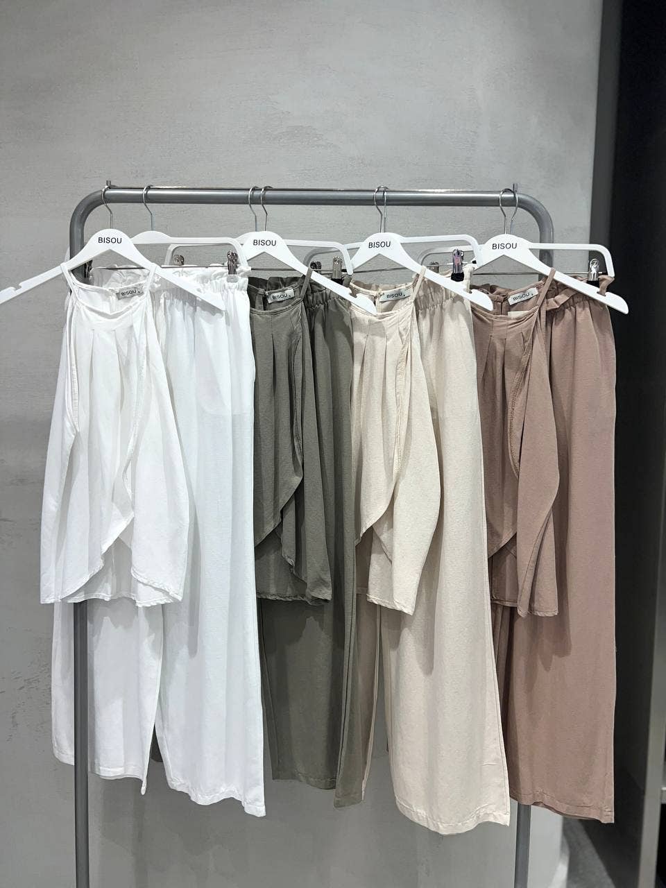 Design company-Fatma Balkir - Venta al por mayor Conjuntos de top y pantalón (NO para estar en casa) - Mujer - Conjunto bohemio de top halter de lino y pantalones con cinturón a la cintura2