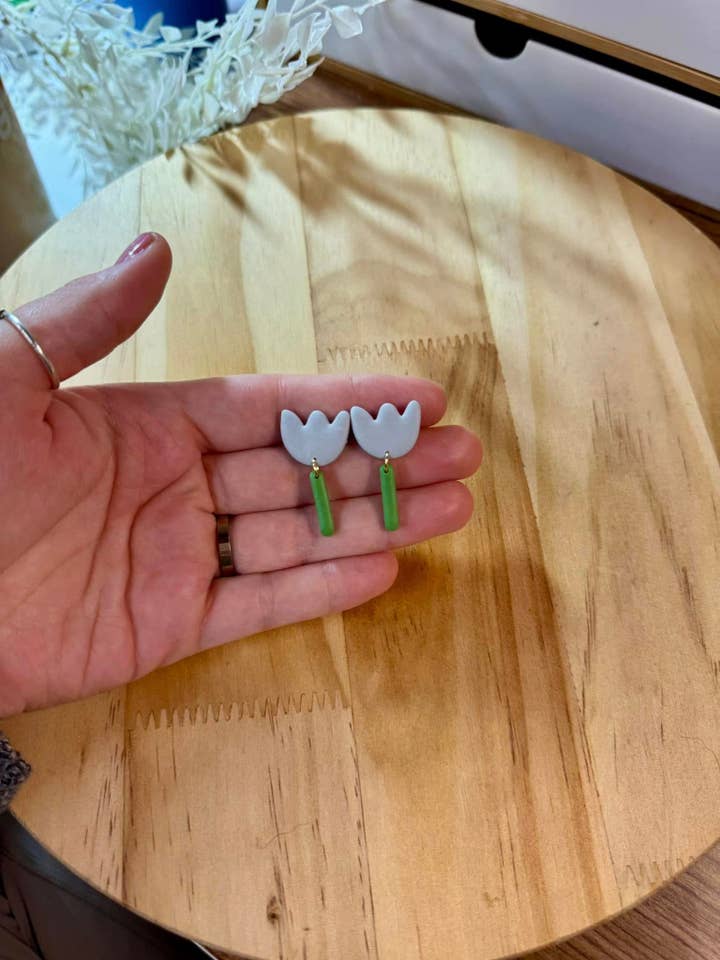 Orecchini in argilla polimerica a forma di tulipano organico per la vendita all'ingrosso da parte di Watch Me Bloom