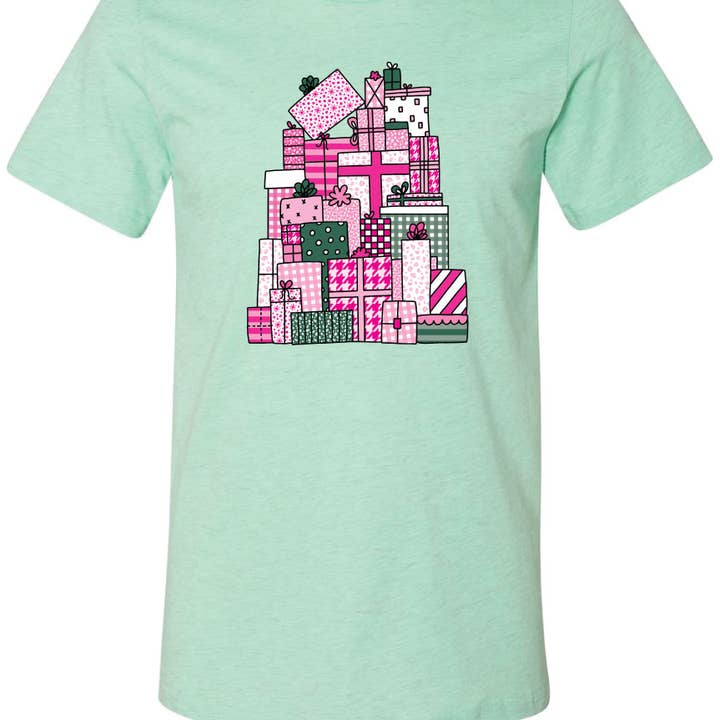 Wrapped Presents Christmas Holiday Graphic Tee för wholesale av Pink House On River Road