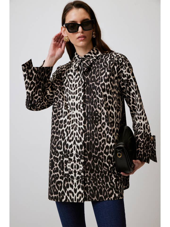 Mønstret FIERCE ELEGANCE LEOPARD PRINT BOMULDSKJORTE for engroshandel på Faire