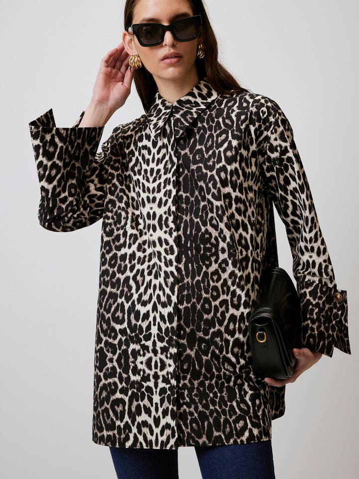 Mönstrad VILD ELEGANS LEOPARDMÖNSTRAD BOMULLSSKJORTA för wholesale på Faire1