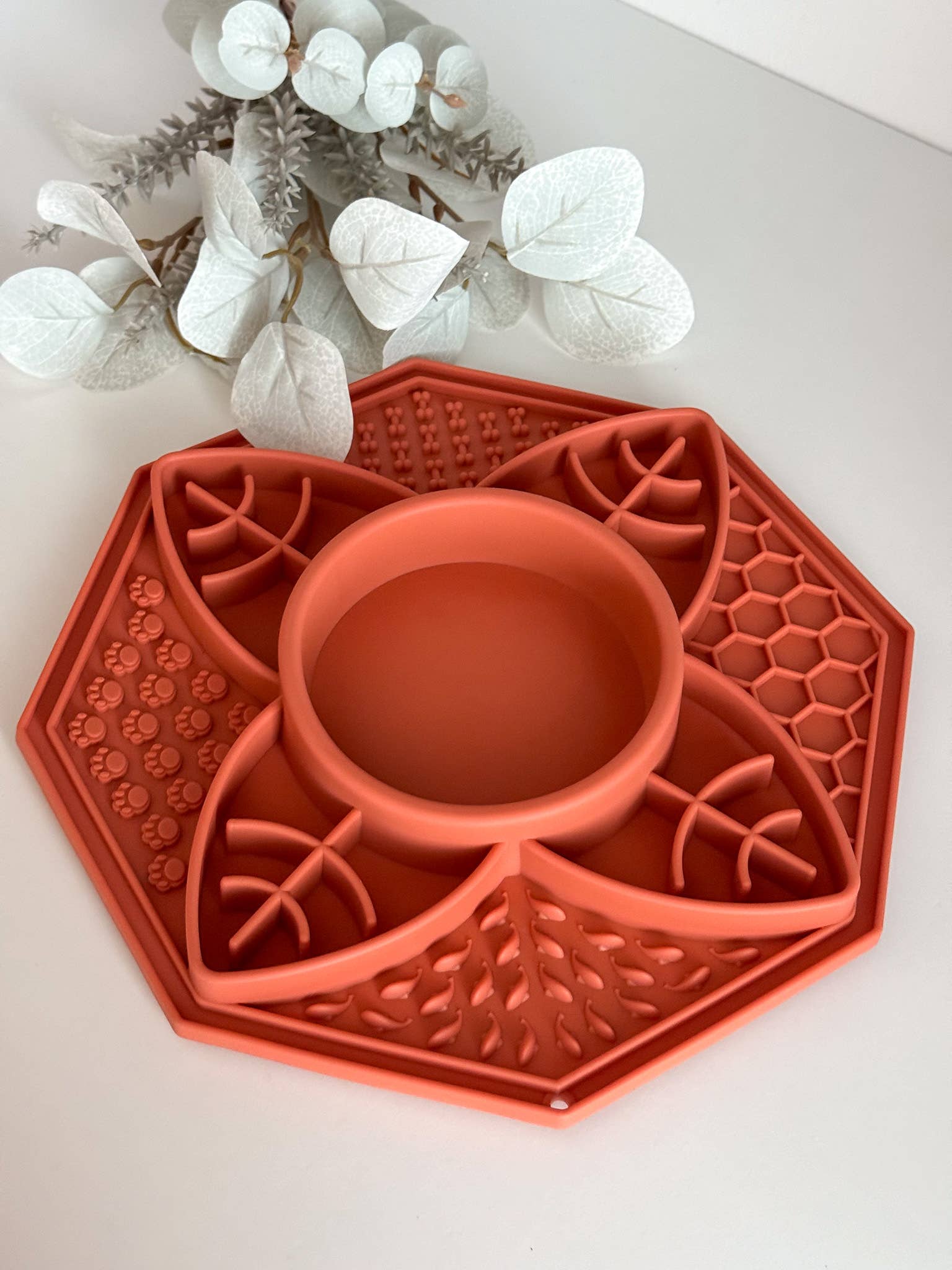 Doggotique – wholesale Pet bowl – Cat/dog – Lick mat Lotus, feeding station, lick mat, slow bowl5