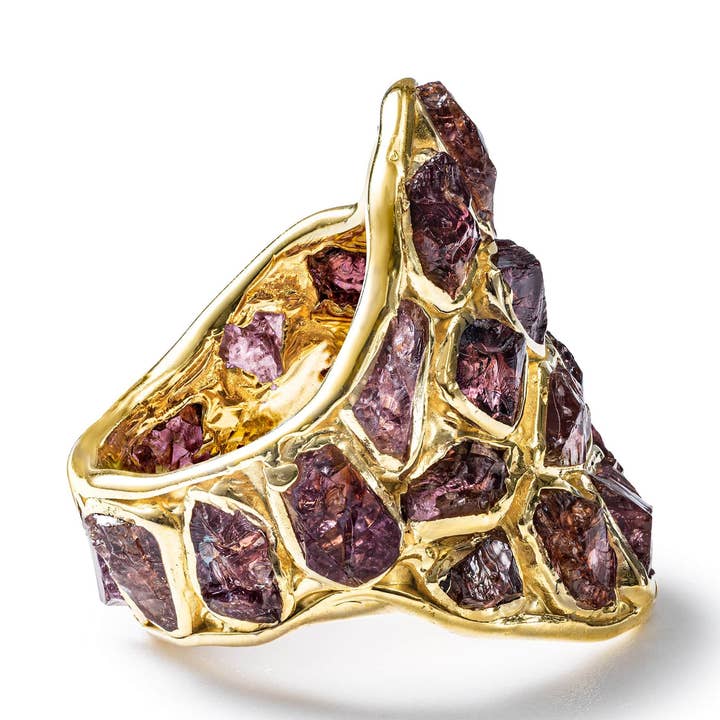 Kelea handgefertigter Ring mit rohem Pyrop-Granat in 14K vergoldetem Silber. für den Großhandel von German Kabirski