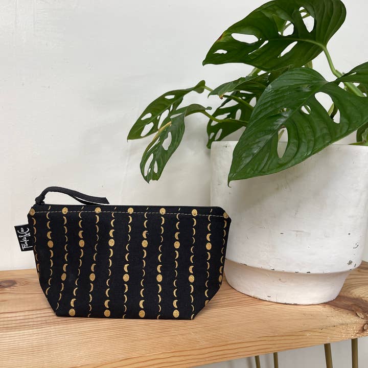 BORSA COSMETICA TABOR A LUNE SCURE per la vendita all'ingrosso da parte di Frankie & Coco PDX