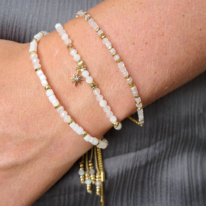 Pulseras Apilables de Piedra Lunar Arcoíris y Oro Casaya para venta al por mayor de Boho Betty