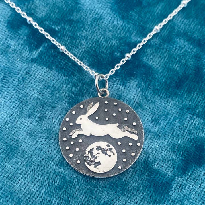 Zilveren halsketting met ronde hanger en konijn bij volle maan voor wholesale door Elizabeth Jewelry