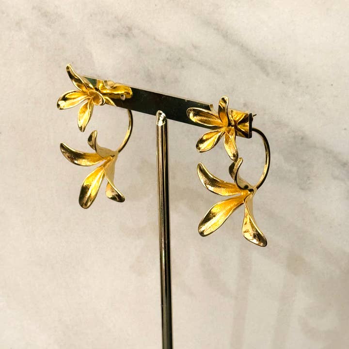 Pendientes Florales de Acero Inoxidable Lis y otras tendencias de Resultados para joyería acero inoxidable réplicas al por mayor. Devoluciones gratuitas y condiciones de pago a 60 días en Faire en Faire.