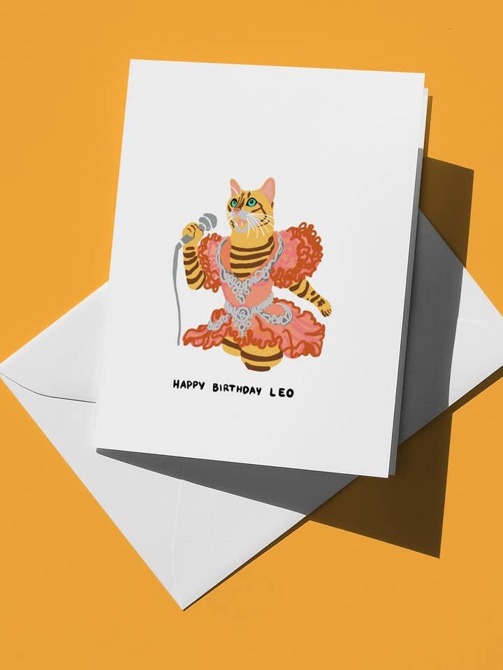 Tarjeta de Cumpleaños de Leo: Divertido Gato Bengalí Cantando Karaoke en Vestido Rosa, Linda Tarjeta del Zodiaco para Amantes de los Gatos, Humor y Celebración para venta al por mayor de semiserious studio