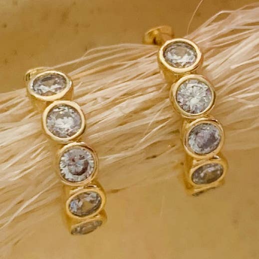 Huggies en cristal Veronika pour la vente par Oh So Lovely