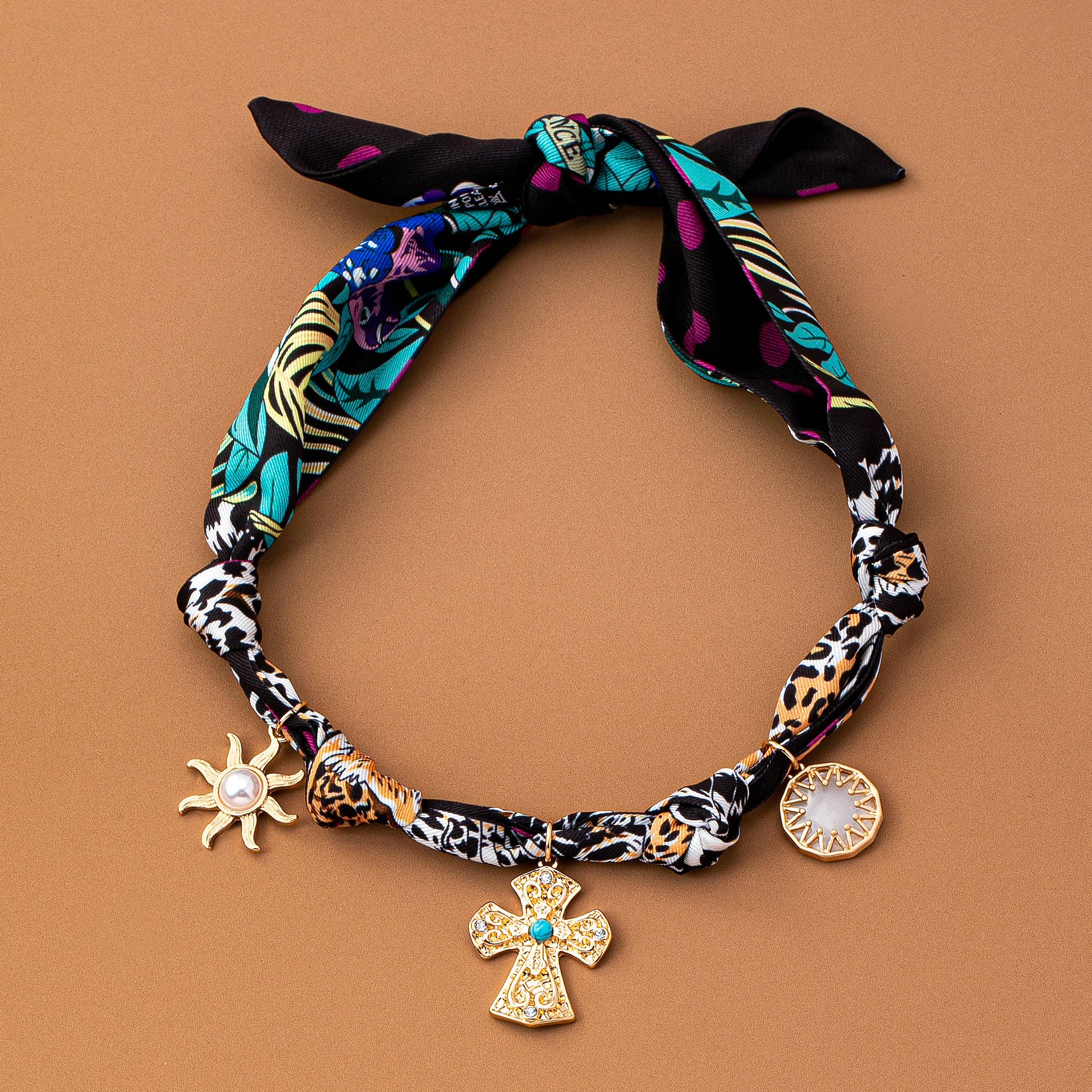 ORO BUFANDA COLLAR CON DISEÑO DE ANIMALES HECHO A MANO - CRUZ SOL | 80N92494 de venta al por mayor en Faire2