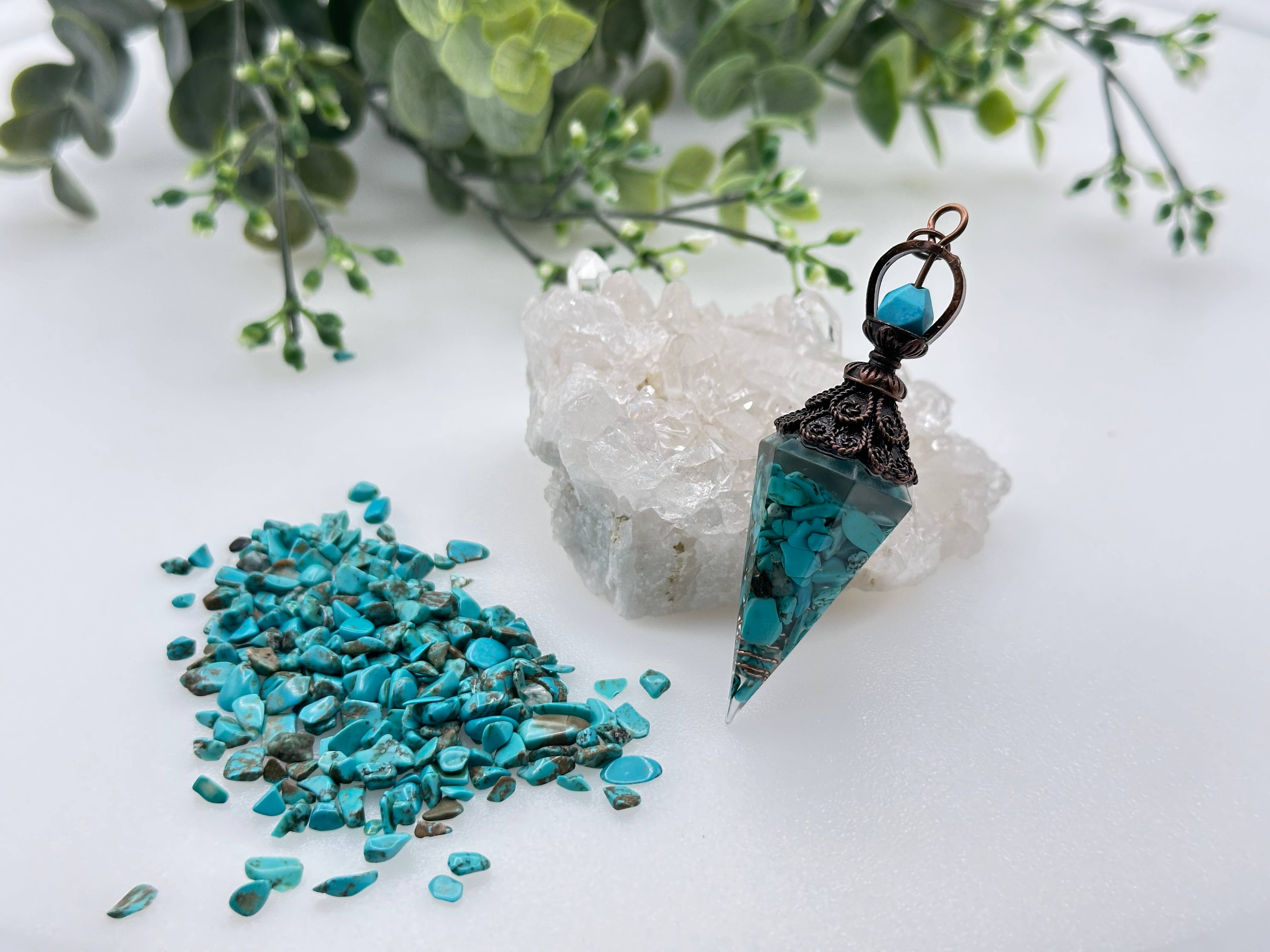 Meraki Gemstones - Venta al por mayor Tableros de péndulos - Péndulo de virutas de piedra preciosa turquesa (natural) con resina de cobre2