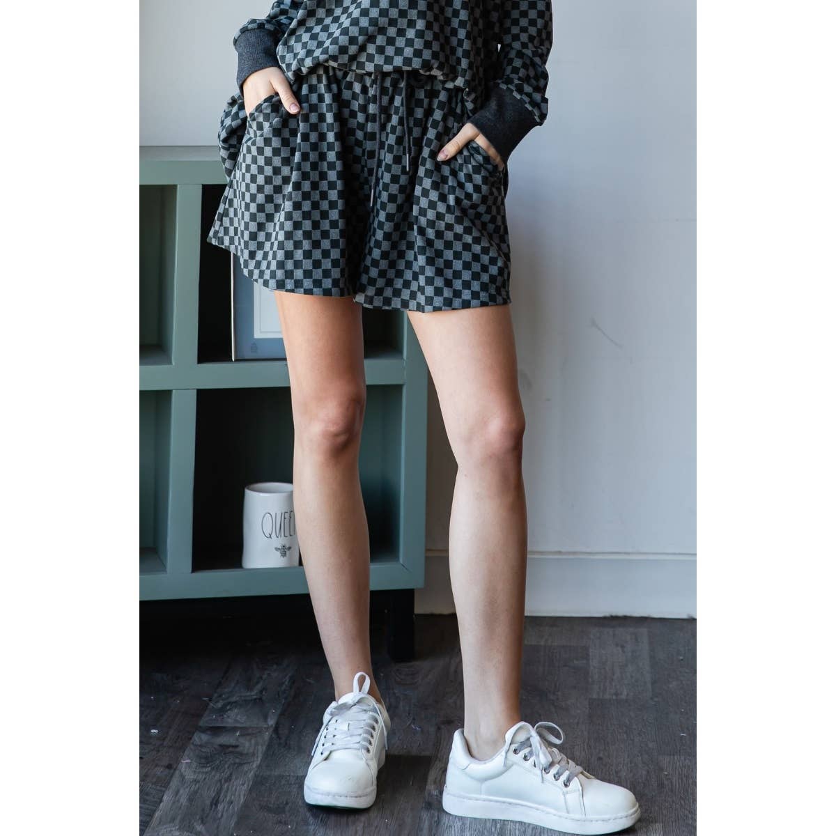 Veveret – Großhandel Loungewear-Set – Damen – Set aus kariertem Jerseytop und Shorts7