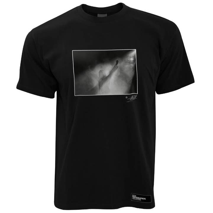 Camiseta hombre Freddie Mercury live in spotlight B&w (MG) para venta al por mayor de Rock Photographers Collective
