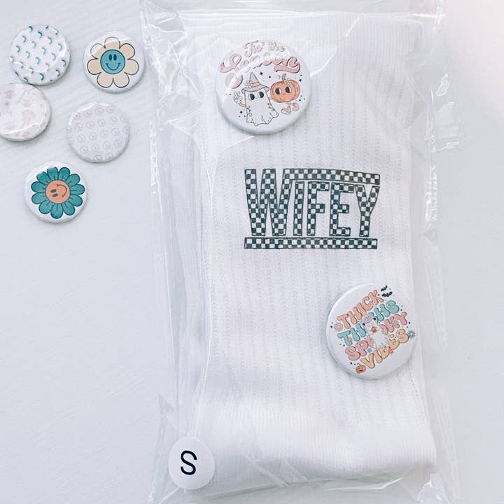 Chaussettes Wifey Crew pour la vente par Bride Vibe Designs