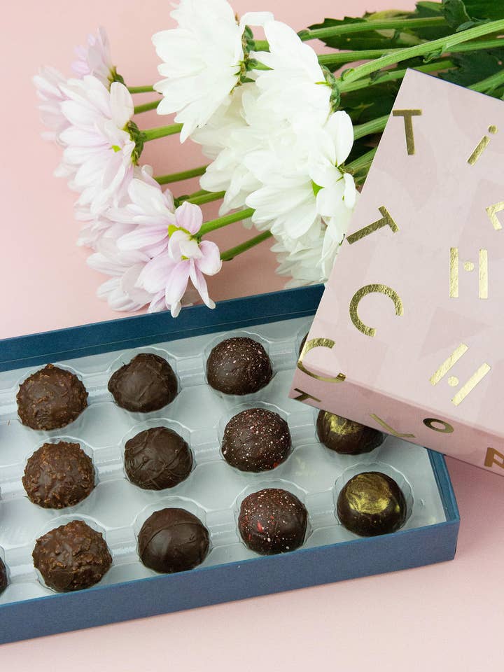 THE LUXURY
VEGAN COLLECTION
18 WATER GANACHES & PRALINES for wholesale by The Chocolatier