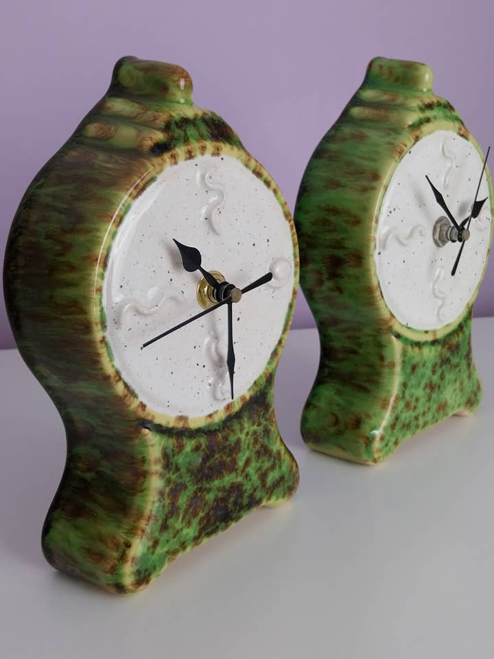 Horloge en céramique, horloge de table, horloge d'étagère, vert pistache pour la vente par Enoceramics