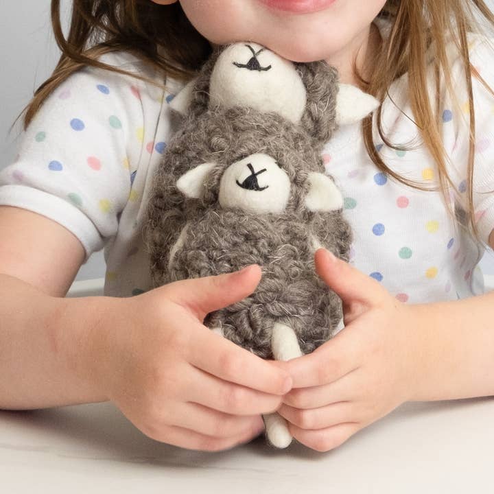 Legetøj - får i uld - brun, lille eller stor for engroshandel hos The Winding Road