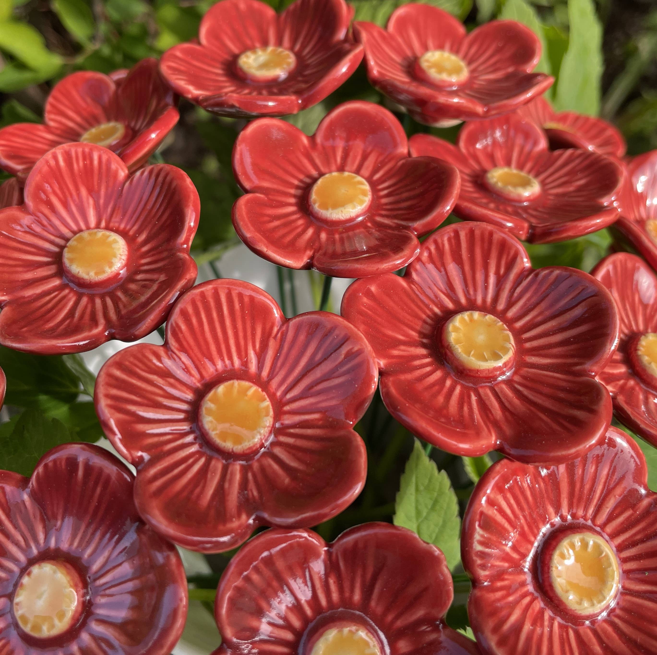 Pannonhem AB. - Vendita all'ingrosso Paletti da giardino/prato - Fiori di prugna rossa in ceramica, paletto per piante1