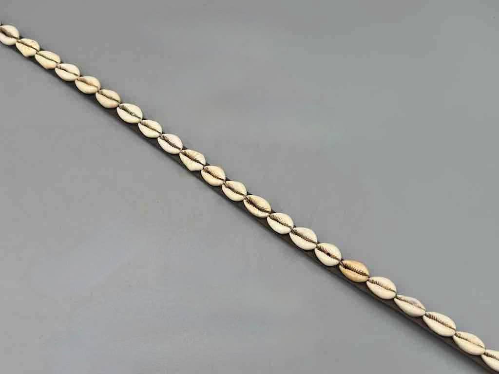 The Niger Bend – Großhandel Gürtel – Damen – Schmaler afrikanischer Krawattenverschluss aus echtem Kaurimuschelleder63