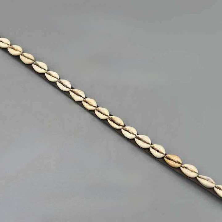 The Niger Bend – Großhandel Gürtel – Damen – Schmaler afrikanischer Krawattenverschluss aus echtem Kaurimuschelleder63