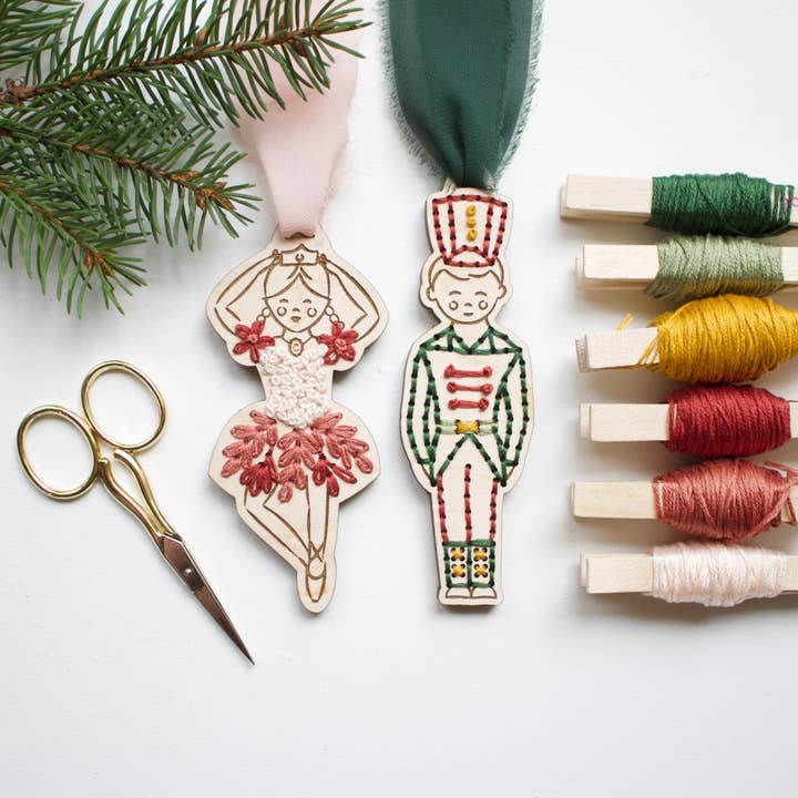 Kit de broderie en bois - Décoration de soldat en forme de ballerine/casse-noisette pour la vente par Treasured Blessings, LLC