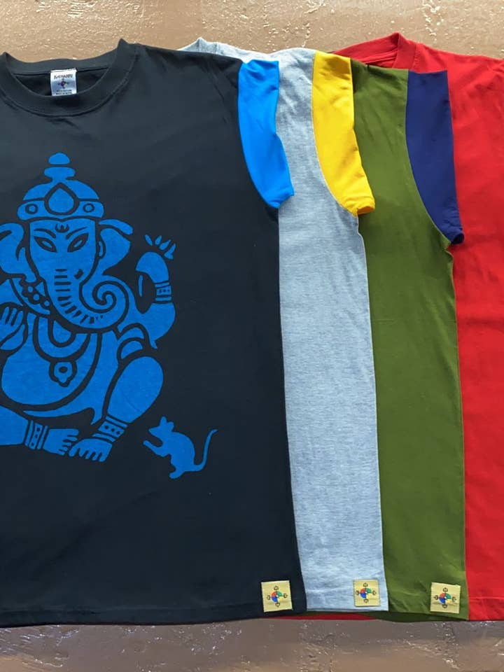 T-shirt peint Ganesh — manches complètes — Prépack de 5 pour la vente par Katmandu Trading Co.
