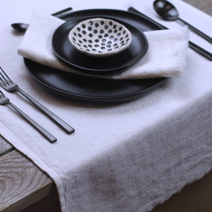 Chemin de table en lin, délavé à la pierre, blanc optique avec bord effiloché pour la vente par LinenCasa