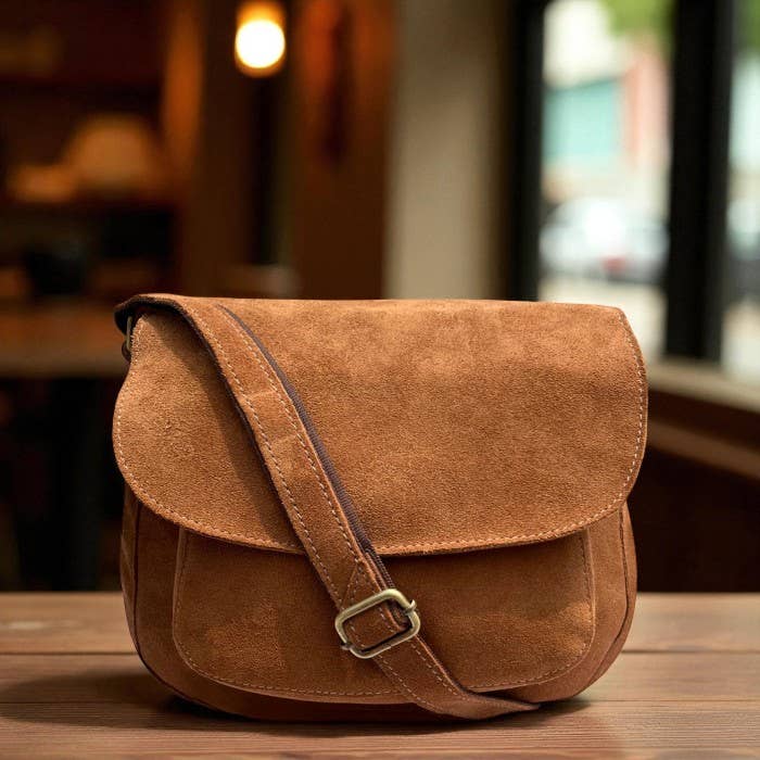 Borsa a tracolla in pelle scamosciata Borsa a mano vintage e ulteriori Risultati per borse e portafogli all'ingrosso. Resi gratuiti e termini di pagamento a 60 giorni su Faire in tendenza su Faire.