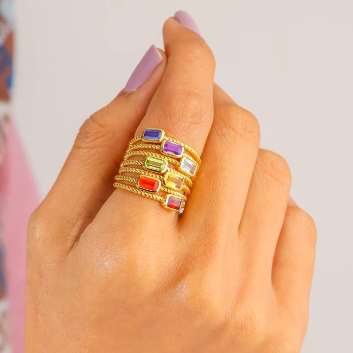 Staplingsbara guldpläterade silverringar med tvinnad design och flera stenar för wholesale av Tiramisu