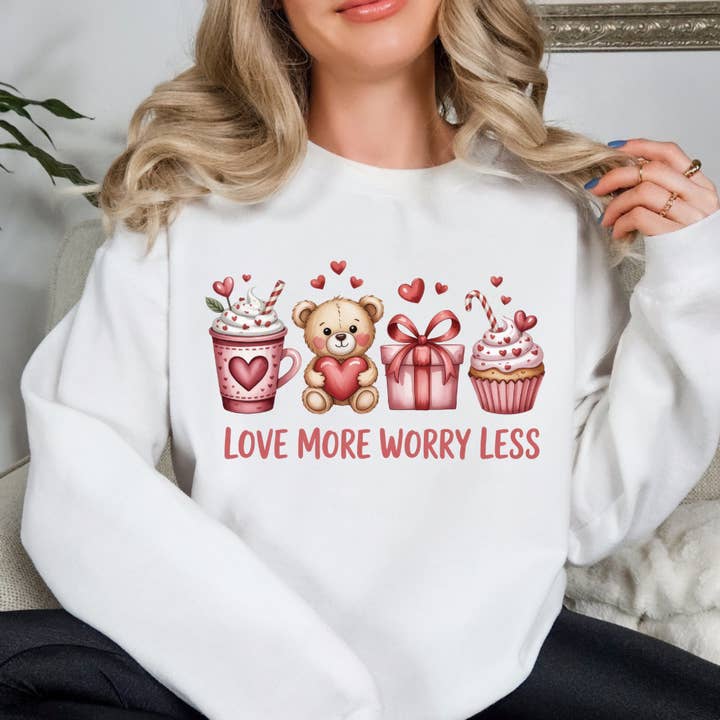 Aimez plus, inquiétez-vous moins Sweat-shirt de la Saint-Valentin pour la vente par Simply Spoken Apparel