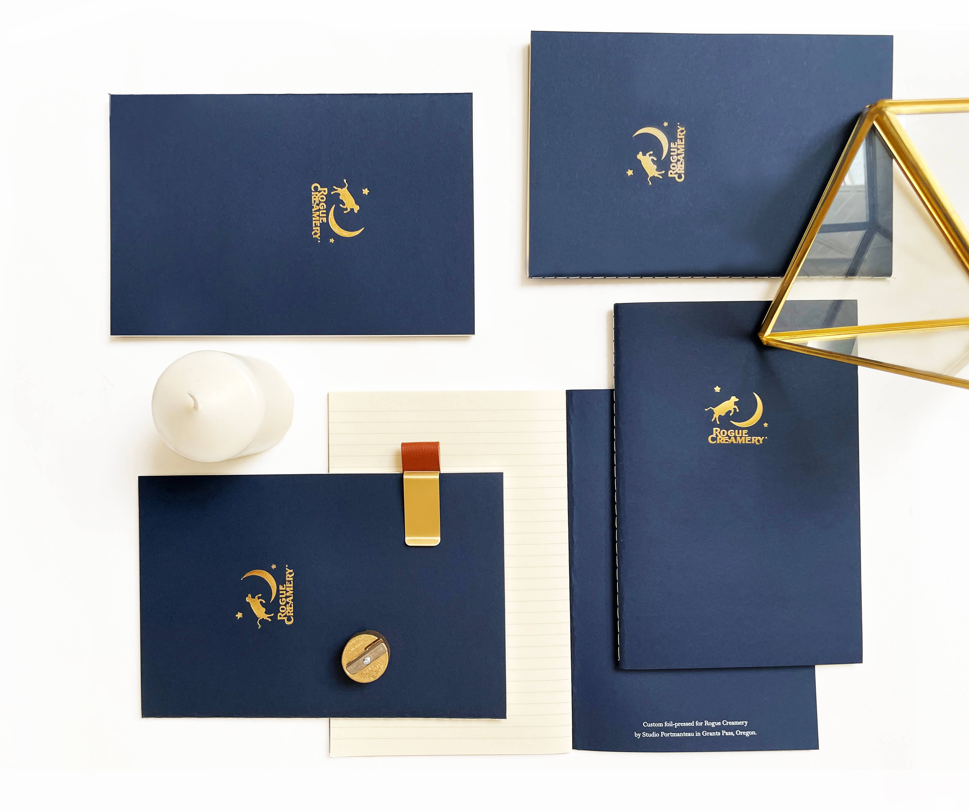 Studio Portmanteau – Großhandel Notizbücher – Individuell geprägtes Logo-Folien-Mittelheft-Notizbuch mit Sattelheftung1